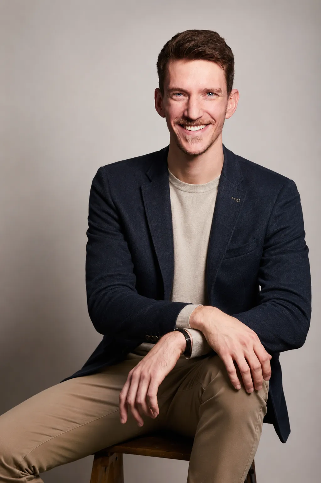 Matthias Kirchner sitzt im dunklen Sakko und schaut direkt in die Kamera.